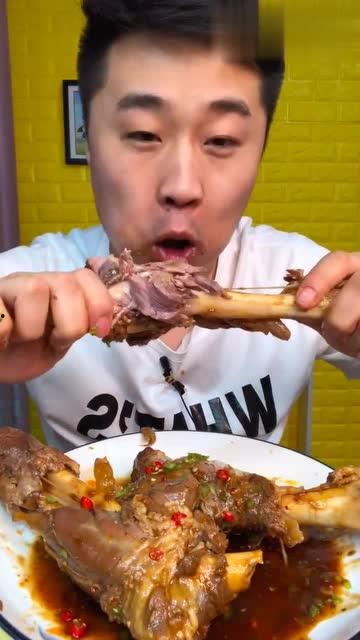 吃瓜群众啃羊腿是真的吗,吃瓜群众啃羊腿的真实性探究