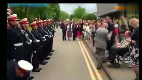 外国人看国内吃瓜群众,揭秘网络围观现象