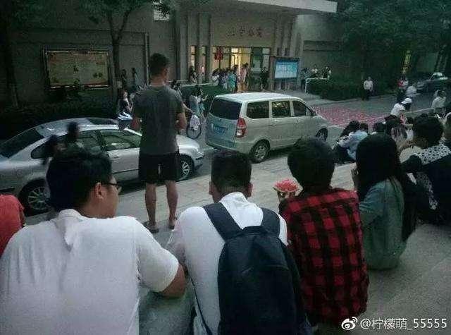 西安的吃瓜群众是谁,街头巷尾的趣味观察者