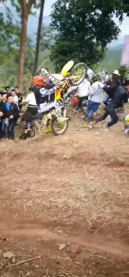 吃瓜群众围在一起看热闹,热闹背后的众生相